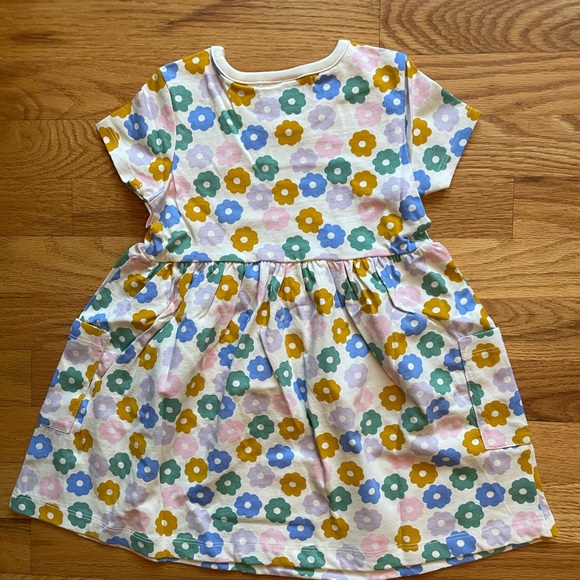 Hanna Andersson - Short Sleeve Printed Pocket Dress in Tiny Blossoms - Picture 2 of 10